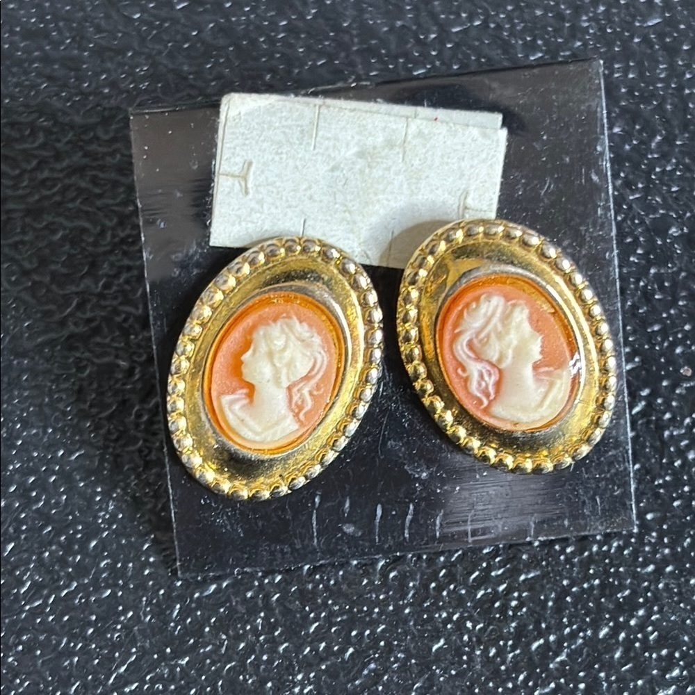 Vintage NWT New old stock Elegant Gold Peach Orange Cameo Earrings Lightweight​